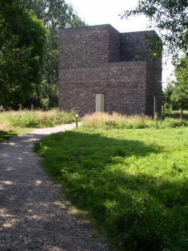 <B></td></tr></table>Museum Insel Hombroich - Erwin Heerich</B><br>- an example of establishing a gallery as a legacy of patrons and artists<br>- a gallery built in a pavilion scheme in as little altered landscape<br>- the intermediate space - “corridor” - between exhibition halls is created by the landscape, where visitors can rest and recharge for viewing other pavilions<br>- the gallery's functioning is limited by adverse weather conditions<br>- it consists of minimalistic pavilions without control of natural daylight and additional artificial lighting.