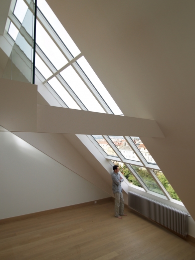 Střešní okna a prosklení zhodnocují podkroví – architektonicky i finančně - Střešní ateliérové prosklení Solara VARIATIK přes dvě poschodí mezonetového bytu na Vinohradech
