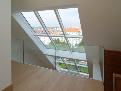 Střešní okna a prosklení zhodnocují podkroví – architektonicky i finančně - Z horního patra bytu je díky velkému střešnímu prosklení Solara VARIATIK skvělý výhled