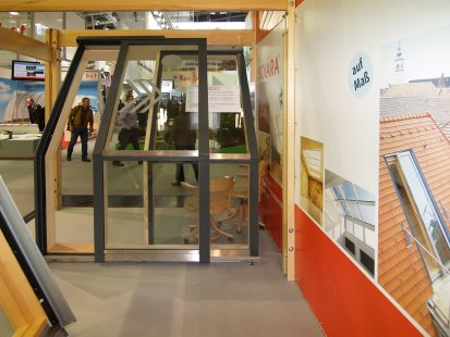 Dům jako kabriolet – včetně elektroovládání - Zalomené posuvné střešní dveře Solara PERSPEKTIV na veletrhu BAU 2015 v Mnichově