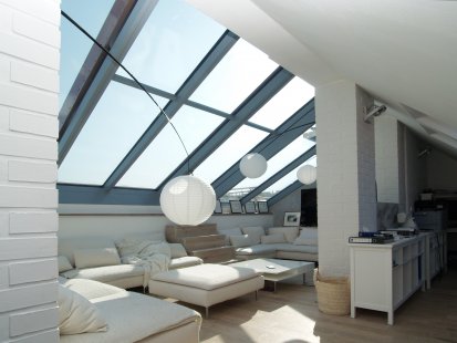 Ateliérová střešní okna na rodinné vile, vinohradském domě a jedinečném střešním bytě - Posuvná střešní prosklení Solara PERSPEKTIV dodávají podkroví hodnotou prosvětleného a otevřeného moderního bydlení
