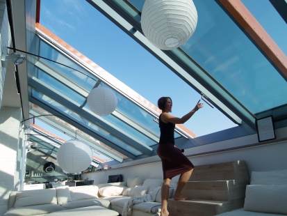 Otevřené podkroví s posuvnými střešními okny - Střešní prosklení Solara PERSPEKTIV s posuvnými křídly lze použít k výstupu na terasu
