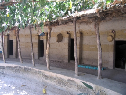 Dům impluvium, poschoďový dům a architektonické formy v&nbspCasamance - Objekt 2:  CAMPEMENT VILLAGEOIS, case á impluvium - foto: Pavel Nasadil, 2012