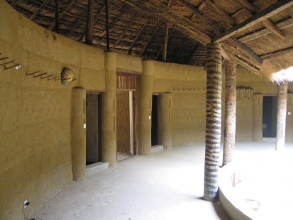Dům impluvium, poschoďový dům a architektonické formy v&nbspCasamance - Objekt 3:  CAMPEMENT VILLAGEOIS, case á impluvium - foto: Pavel Nasadil, 2012
