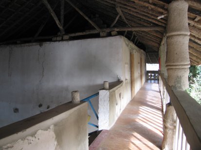Dům impluvium, poschoďový dům a architektonické formy v&nbspCasamance - Objekt 8: CAMPEMENT VILLAGEOIS, case á étages - foto: Pavel Nasadil, 2012