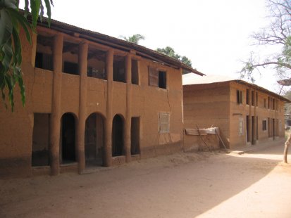 Dům impluvium, poschoďový dům a architektonické formy v&nbspCasamance - Objekty 9: Cases á étages - foto: Pavel Nasadil, 2012