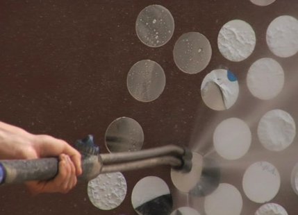 Stavby využívající technologii TX Active čistí samy sebe i okolní prostředí - Konečné čištění pohledové plochy a smývání ochranné vrstvy zrcátek vodním paprskem.  - foto: Julien Lanoo