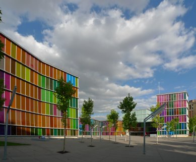 Gallery of Fine Arts at the Turn of the Millennium - <B>MUSAC - Museum of Contemporary Art of Castilla and León - Mansilla and Tuňon</B><br>- gallery as an example of a building representing a state cultural institution of the kunsthalle type<br>- quality architecture of the building in the bland environment of the suburbs<br>- the building creates a quality public forecourt<br>- variability of the layout of exhibition halls<br>- non-functional lighting with natural light