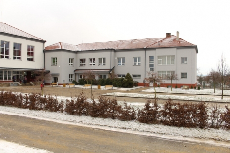 Zateplení saves energy, money, and nature - The Blížkovice school utilized a thermal insulation system for insulating the gable wall.