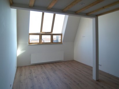 Střešní okna a prosklení zhodnocují podkroví – architektonicky i finančně - Zalomená střešní prosklení Solara VARIATIK na Letné - i z horního patra bude pěkný výhled ven