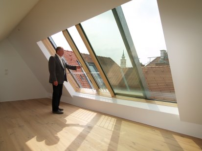 Střešní okna a prosklení zhodnocují podkroví – architektonicky i finančně - Velkoplošná posuvná střešní prosklení Solara PERSPEKTIV ve Vídni 