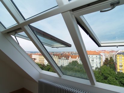 Střešní okna a prosklení zhodnocují podkroví – architektonicky i finančně - Střešní prosklení Solara VARIATIK na Vinohradech nabízí překrásné výhledy