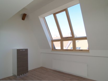 Střešní okna a prosklení zhodnocují podkroví – architektonicky i finančně - Zalomená střešní prosklení Solara VARIATIK na Letné dodávají bytům pocit prostoru