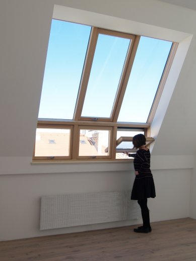 Střešní okna a prosklení zhodnocují podkroví – architektonicky i finančně - Zalomené střešní prosklení Solara VARIATIK na Letné je vyrobeno střeše na míru a přináší luxusní prosvětlení bytů