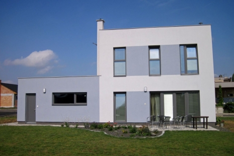 Skeletový systém u rodinného domu? Velké volné prostory anebo případná změna kdykoli později. - Moderní dvoupatrový rodinný dům s nosnou konstrukcí Skeletsystem