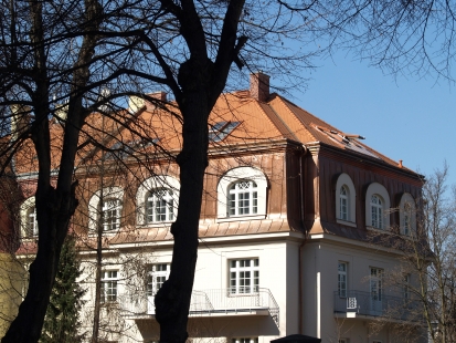 Ateliérová střešní okna na rodinné vile, vinohradském domě a jedinečném střešním bytě - Střešní prosklení Solara HISTORIK na vile v Dejvicích, vnější oplechování ladíme s krytinou střechy