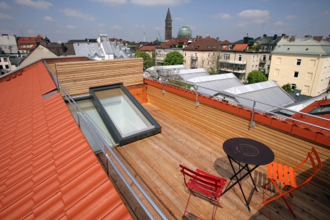 Střešní dveře na ploché střechy a střešní zahrady – jako typový výrobek - Posuvné střešní dveře Solara PERSPEKTIV vedou na střešní terasu s krásným výhledem