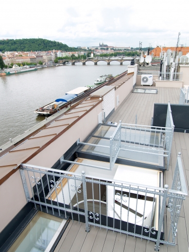 Střešní dveře na ploché střechy a střešní zahrady – jako typový výrobek - Posuvný střešní výstup na plochou střechu Solara PERSPEKTIV