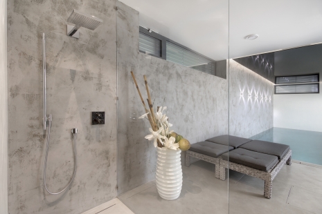 Moderní betonové stěrky v koupelnách