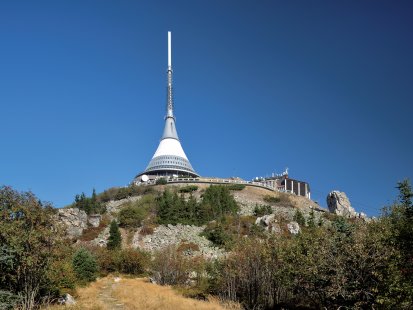 Virtuální výstava vás vtáhne do zlatého věku české architektury 60. a 70. let - Karel Hubáček: Horský hotel a televizní vysílač na Ještědu - foto: © Národní památkový ústav