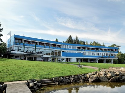 Virtuální výstava vás vtáhne do zlatého věku české architektury 60. a 70. let - Jaroslav Vaculík: Jachtklub Modrá loděnice (Středisko vodních sportů ČSM), Slapy - foto: © Národní památkový ústav