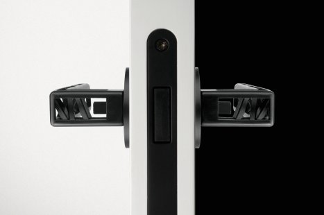 Madlo a magnety místo kliky a střelky - Magnetický zámek je opatřen střelkou ukrytou ve dveřním křídle, jde nejen o estetickou záležitost, ale i o bezpečnostní prvek