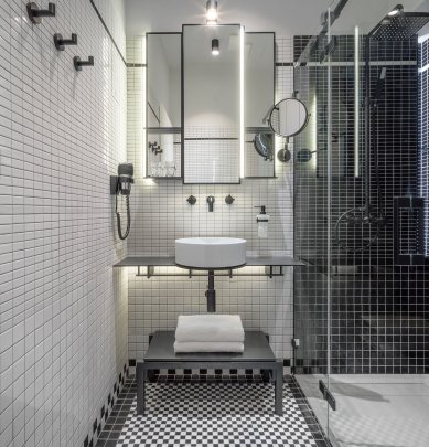 Hotel ve znamení historie snoubené s moderními prvky - Hotel Clara Futura - interiér - koupelna - foto: Jakub Zdechovan pro M&T