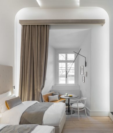 Hotel ve znamení historie snoubené s moderními prvky - Hotel Clara Futura - interiér - pokoj - foto: Jakub Zdechovan pro M&T