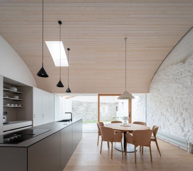 New home with respect for nature and the past - foto: Alex Shoots Buldings pro M&T