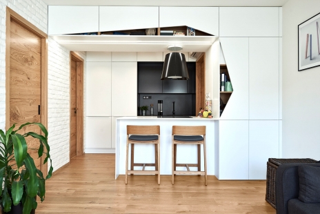Byt skromných rozměrů s využitím na maximum - Podkrovní byt Nusle - centrální obytná část kuchyně - foto: Daniel Čáha pro M&T