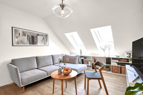 Byt skromných rozměrů s využitím na maximum - Podkrovní byt Nusle - obývací pokoj - foto: Daniel Čáha pro M&T