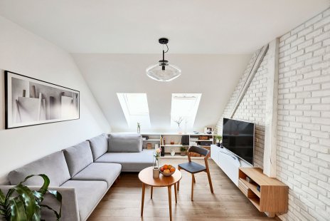 Byt skromných rozměrů s využitím na maximum - Podkrovní byt Nusle - obývací pokoj - foto: Daniel Čáha pro M&T
