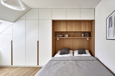 Byt skromných rozměrů s využitím na maximum - Podkrovní byt Nusle - ložnice - foto: Daniel Čáha pro M&T