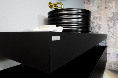 Značení pro nábytek a interiérové doplňky - Firma Le Bon u značení svého nábytku vsadila na decentní 3D hliníkový štítek s ražením, doplněným o bezbarvý strukturální lak.