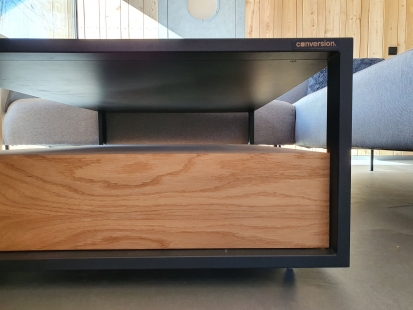 Značení pro nábytek a interiérové doplňky - Velmi vkusný a s vlastním nábytkem firmy Conversion splývající 3D hliníkový štítek disponuje raženým logem v barvě dřeva,  - takže skvěle doplňuje černé pozadí štítku a černou kovou konstrukci.