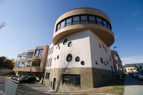 Přírodní linoleum Gerflor DLW Marmorette v prostorách nového kampusu Waldorfské školy v Olomouci