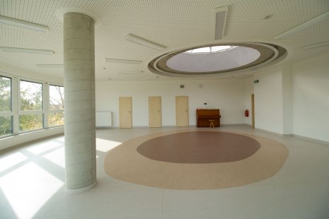 Přírodní linoleum Gerflor DLW Marmorette v prostorách nového kampusu Waldorfské školy v Olomouci