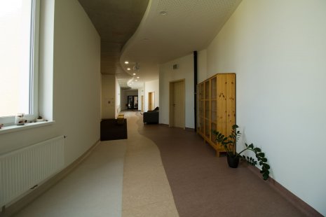 Přírodní linoleum Gerflor DLW Marmorette v prostorách nového kampusu Waldorfské školy v Olomouci