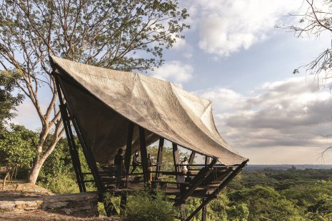 Under the guise of an experiment: the theme of the current issue of INTRA is textiles