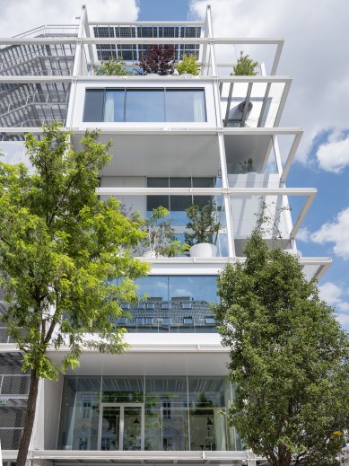 Žádná „modrá krabice” - V kancelářské a obchodní čtvrti poblíž nádraží Wien Westbahnhof okamžitě upoutá pozornost prodejna společnosti IKEA s plochou téměř 30 000 m2, a to díky svému obvodovému plášti s rámovou konstrukcí.