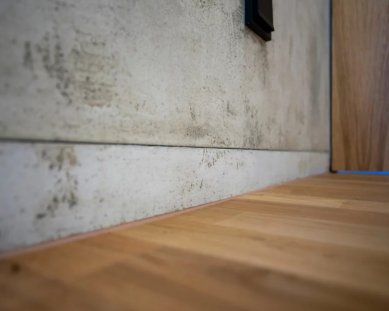 Skrytá soklová lišta DORSIS – malý technický detail s velkým vizuálním efektem - Linus s vkladkou nemusí být jen s bílý. Použitím odpovídající designové vkladky lze dosáhnout dokonalému souladu se zdí.