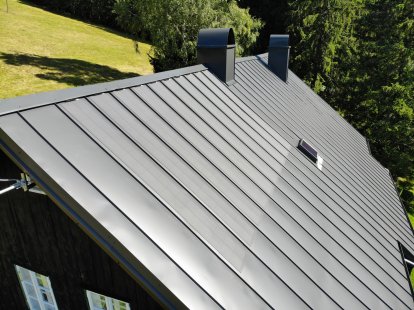 The century-old cottage in Šumava has received a modern Lindab roof