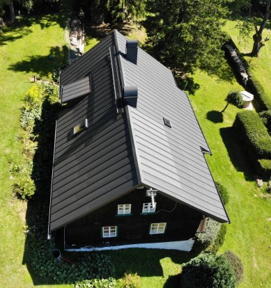 The century-old cottage in Šumava has received a modern Lindab roof