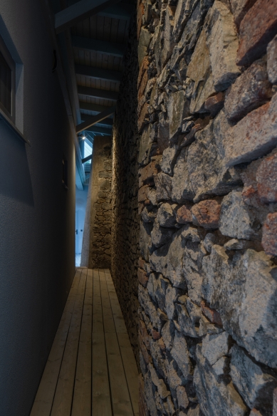 Forgotten Barn: an exceptional work by the architects of Příbram and the builder MARTINICE GROUP, who transformed a century-old ruin into unique living spaces - foto: Petr Polák