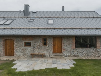 The reconstruction of the stone house in Šumava was crowned by PREFA roofing: it is durable and resembles the original