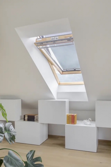 Někdejší skladiště proměnila architektka v sofistikované podkroví