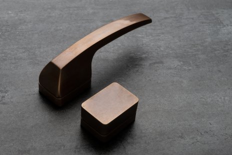 Autoklika: italský design, české řemeslo, automobilová duše - Autoklika – povrch mosaz antik, wc zámek - foto: M&T