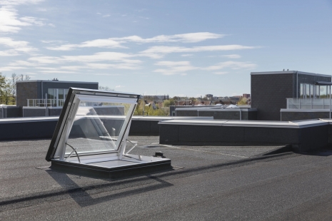 Nový elektrický výlez kompletuje portfolio VELUX pro ploché střechy