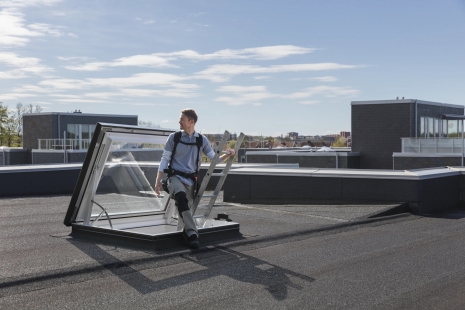 Nový elektrický výlez kompletuje portfolio VELUX pro ploché střechy
