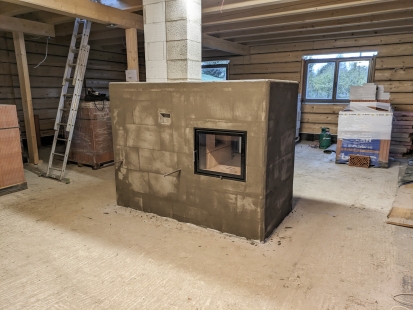 Heavy accumulation stoves with clay plaster as the dominant element of the log cabin - Construction of refractory bricks. As a traditional stove masonry material, clay mortar is used here as a binder for refractory bricks in the combustion chamber and for placing the absorber. - foto: Kamnářství Křivonožka